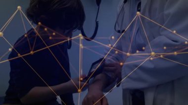 Doktor çocuğa manşet enflasyonu yaptırıyor sonra çocuk klinikte kulak muayenesi için otoskop kaldırıyor. Tıbbi, sağlık, pediatrik, tanı, öğrenme, eğitim, profesyonellik