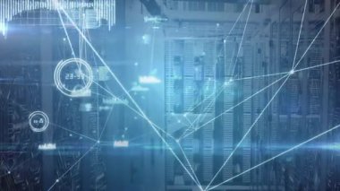 Sistem taramasında, ağ düğümleri ve çizgileri sunucu rafları üzerinde topolojiyi canlandırıyor ve görselleştiriyor. Siber uzay, dijital, bağlantı, teknoloji, veri, fütüristik, ağ