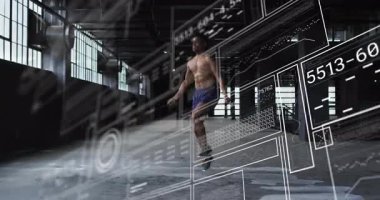 Tişörtsüz adam ip kaldırıyor ve zemin ölçümlerini takip ederek depoya kaçıyor. Endüstriyel, fitness, data, training, cardio, motivasyon, motion