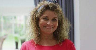 Kameraya bakan mutlu yaşlı kadın animasyonu. emeklilik yaşam tarzı, evde zaman geçirme..