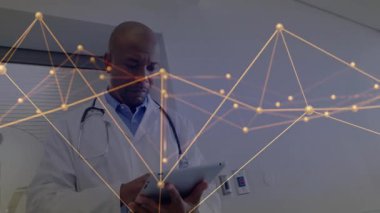 Klinikte steteskop tıklatan tabletli bir doktor. Ağ grafikleriyle hasta verilerini yönlendiriyor. Tıbbi, teknoloji, dijital, sağlık, yenilik, profesyonel, bağlantı