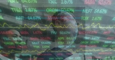 Finansmanı izleyen üç analist güncelleme yüzdelerini sergiliyor, dönen küresel trend analizi yapıyor. Finansal, takım çalışması, teknoloji, analiz, iş dünyası, veri, işbirliği