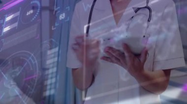 Tıbbi profesyonel tıkaç tableti ve seyrüsefer çizelgeleri şeffaf kaplamalarla izlenebilir. Sağlık, dijital, teknoloji, profesyonellik, yenilik, kesinlik, teşhis