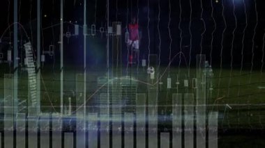 Erkek futbolcu top yerleştiriyor ve teknik çizelgeler canlandırılırken sayı yapmak için koşuya başlıyor. Atletik, rekabet, spor, performans, gece, analitik, strateji