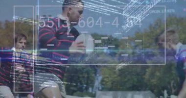 Rugby oyuncusu rakip acele kaldırdıktan sonra hızla yükseliyor Jumper 'ı kaldırıyor kaydırma ölçümleri ile topu güvene alıyor. Atletizm, takım çalışması, rekabet, açık hava, spor, kararlılık, performans