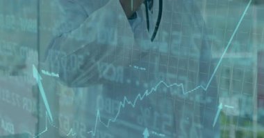 Doktor devreye giriyor ve steteskop tutuyor. Sağlık sektöründeki büyümeyi hızlandıran finansal çizelgeler gibi. Tıbbi, finans, büyüme, sağlık, analitik, profesyonel, geleceksel