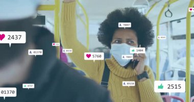 Otobüs rayı tutan ve akıllı telefon kullanan, sosyal medya simgelerini başlatan ve sonra kaybolan biri. Kentsel, teknoloji, sosyal medya, iletişim, yaşam tarzı, modern, canlı