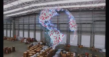 Depo zemininin işaret küresi beliriyor ve çalışanlar sandıkları kontrol ederken veri kurdelesine dönüşüyor. Lojistik, dağıtım, teknoloji, endüstri, işbirliği, gelecekçilik, otomasyon