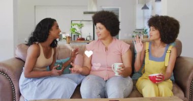 Arkadaşları kupaları ve kaseleri tutuşturup iş toplantılarında merkezde çarpan animasyon kalpler yaratıyorlar. Yoldaşlık, işbirliği, rahatlama, evcil, rahat, canlı, iletişim