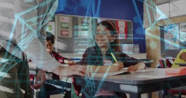 Erkek öğretmen bayan öğrenci masasına yaklaşıyor ve not defterine işaret ediyor, sınıfta yazıya rehberlik ediyor. Eğitim, öğrenim, akıl hocalığı, sınıf, iletişim, rehberlik, akademik