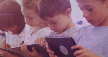 Sınıf arkadaşlarını tıklattıktan, eğitim içeriğini keşfetmek için tabletleri arakladıktan ve kamera görüntüledikten sonra. Çocuklar, teknoloji, eğitim, öğrenme, işbirliği, dijital, sınıf