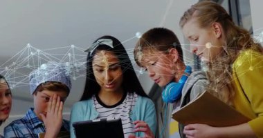 Saç bandı takan kız ve sınıf arkadaşları okul koridorunda tablet aşırıyor, ders içeriğini işliyorlar. İşbirliği, teknoloji, gençlik, eğitim, takım çalışması, modern, etkileşim