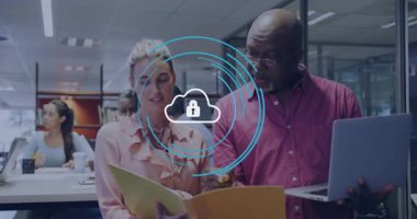 Teknik danışman ve analist notları inceliyor. Güvenli bir şekilde taşınmak için hareketli kilitli bulut halkalarını gösteriyor. İşbirliği, takım çalışması, teknoloji, yenilik, iletişim, veri güvenliği, profesyonel