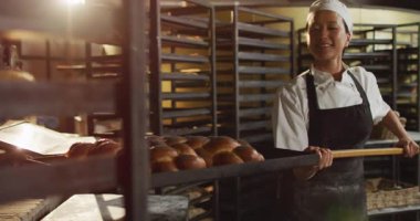 Mutlu Asyalı fırıncının ahşap spatula ve challah ile yaptığı animasyon. Pastanede çalışmak, bağımsız küçük işletme.