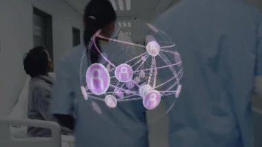 Doktor koridorda hastaya yaklaşıyor, tıbbi hologram yansıtıyor, radyografik verileri entegre ediyor. Tıbbi, sağlık, yenilik, prognoz, tanı, teletıp, fütürist