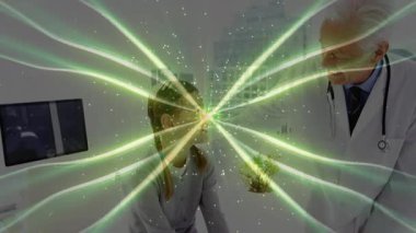 Çocuk hasta ve doktor arasında ortaya çıkan yeşil enerji deseni, yoğun teşhis taraması yapıyor. Sağlık, pediatri, yenilik, tıbbi teknoloji, tanı, klinik, fütüristik