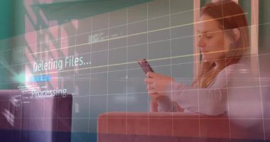 Akıllı telefon ekranını dinleyen kadın teknolojiyi çalıştırıyor dosyaları ilerleme çubuğuyla siliyor. Minimalist, teknoloji, dijital, modern, üretkenlik, bağlantı, arayüz