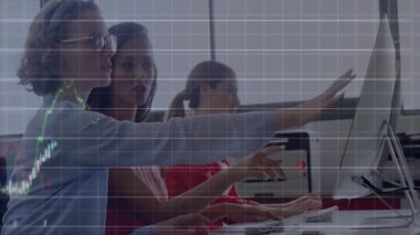 Finans grafiğini incelerken veri hatlarıyla örtüşen ve başlatan üç meslektaşım var. İşbirliği, takım, analiz, üretkenlik, veri, teknoloji, modern