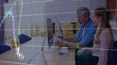 Erkek finans verilerini kaydırıyor ve kadın monitöre işaret ediyor. Bu da ekran boyunca tırmanmaya neden oluyor. İş, analitik, takım çalışması, modern, profesyonel, büyüme, yenilik
