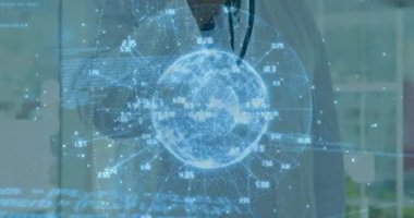 Erkek doktor, holografik küreye steteskop kaldırıyor ve klinikteki veri akışını analiz ediyor. Fütüristik, tıbbi, teknoloji, görselleştirme, yenilik, sağlık, dijital