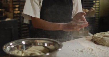 Undan el temizleyen ve iş arkadaşıyla konuşan Asyalı kadın fırıncının animasyonu. Pastanede çalışmak, bağımsız küçük işletme.