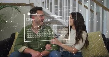 Kanepede sohbet eden çiftler veri analizlerini şebekelerle örtüştürüyor, sayı ve çizelgeleri güncelliyor. Teknoloji, bağlantı, iletişim, analitik, dijital, yenilik, yaşam tarzı