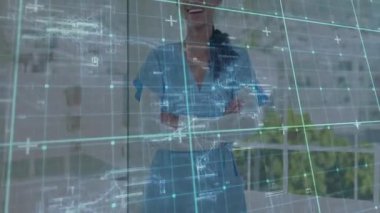 Analiz için mimari verileri açığa çıkarırken gülümseyen bir kadının etrafında oluşan holografik şebeke. Teknoloji, yenilik, fütürizm, kentsel, profesyonel, veri, görselleştirme