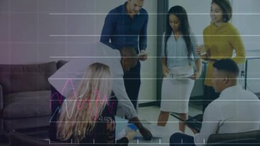 Masa adamının etrafındaki altı kişilik ekip iş büyümesini gösteren animasyonlu grafikler çizerek tablete yaklaşıyor. İşbirliği, takım çalışması, analitik, kurumsal, sunum, modern, tartışma