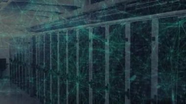 Yeşil ağ çizgileri sunucularda başlıyor, rafları eşleştiriyor, ağ şeklinde titreşiyor, veri akışını gösteriyor. Teknoloji, veri, bağlantı, altyapı, dijital, siber güvenlik, modern