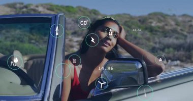 Kıyı yolunda ufka bakan Hintli bir kadın. Ekolojik simgeler, yükselen istatistiklerde kaybolurken. Çevresel farkındalık, sürdürülebilirlik, yeşil enerji, dijital arayüz, çevre dostu, iklim hareketi, açık hava yaşam tarzı