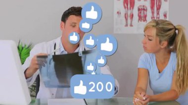 Doktor jestleri, röntgen filmleri ve hastaların başını sallayarak mavi rengin 996 'ya yükseldiğini gösteriyor. Tıbbi danışma, sağlık hizmeti, profesyonel, teşhis, hasta bakımı, analiz, klinik