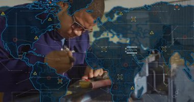 Teknisyen, veri simgeleri şeffaf harita üzerinde belirirken tüpü tıkıyor. Makine, üretim, kesinlik, sanayi, mühendislik, yenilik, teknoloji