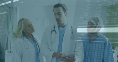 Erkek doktor tableti tıbbî veri şifreleme işlemini başlatırken meslektaşları gözlemliyor. Tıbbi, işbirliği, teknoloji, sağlık, dijital, yenilik, takım çalışması