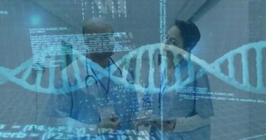 Doktor DNA sarmalına işaret ediyor. Hastane koridorunda yürüyen hemşire genetik verileri inceliyor. Tıbbi, işbirliği, fütüristik, teknoloji, sağlık, analiz, yenilik