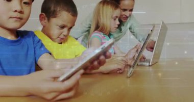 Tabletleri tıkırdatan çocuklar öğrenme işlemini üstüste koyuyor, öğretmenler dizüstü bilgisayar kullanıyor. Teknoloji, eğitim, gençlik, işbirliği, dijital, yenilik, okul