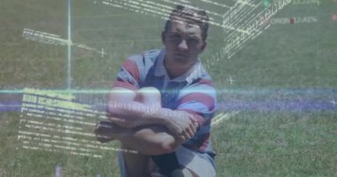 Çimlerin üzerinde oturan bekâr adam ikili tarama ile veri analizi için şekil alıyor ve arkadaşı geliyor. Teknoloji, işbirliği, yenilik, fütürizm, açık hava, iletişim, veri