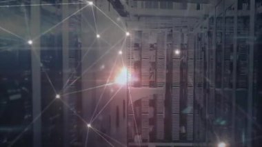 Zayıf ışık noktaları ağ örtüsü başlatılıyor parlayan düğümler yanıp sönen veriler aracılığıyla yanıp sönüyor. Teknoloji, siber güvenlik, veri, bağlantı, dijital, altyapı, fütüristik