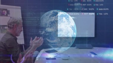 Yönetici öne eğiliyor, hologram küreyi çalıştırıyor, alkışlıyor ve finansal veri grafiğini ortaya çıkarıyor. Teknoloji, yenilik, iş dünyası, veri, görselleştirme, dijital, kurumsal