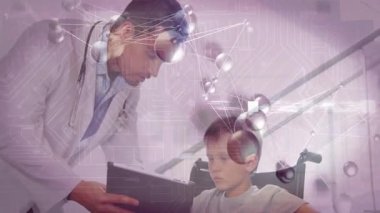 Doktor, tekerlekli sandalyedeki çocuğun yanında, moleküler kaplama altında tıbbi teşhis gösteren tablet verilerini inceliyor. Tıbbi, sağlık, teknoloji, teşhis, yenilik, klinik, hasta bakımı