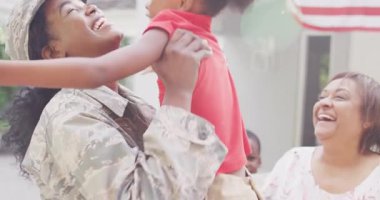 Mutlu Afro-Amerikan askerlerinin anne ve kızının kucaklaşmasının animasyonu. Aile, birliktelik, ordu ve Amerikan vatanseverliği kavramı.