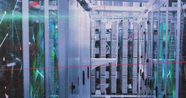 Sunucu raflarında görünen dijital kaplama, lazer tarama ve LED 'leri renklendiren kamera. Teknoloji, siber güvenlik, yenilik, fütüristik, veri, ağ, dijital