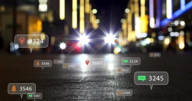 Yaklaşan farlar bildirim simgelerinin oluşmasına, yolu doldurmasına ve veri akışını görselleştirmesine neden oluyor. Teknoloji, veri görselleştirme, kentsel, gece, soyut, dijital, fütüristik