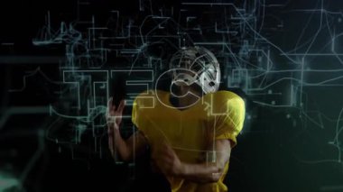 Neon devreler titreşen kıvılcım saçan sporcu kollarını kaldırıyor futbol topu yükleniyor ve teknolojiyi gösteriyor. Futuristik, dijital, atletik, teknoloji, hareket, siber, sanal