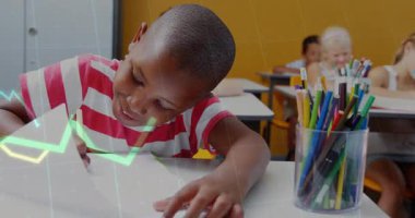 Çocuk ödev yazmaya başlayınca öğrencileri birbirine bağlayan yarı saydam eğitim grafiğini tetikliyor. Öğrenme, işbirliği, konsantrasyon, takım çalışması, eğitim, sınıf, gençlik