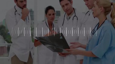 Hemşire balkonda X-ray 'i kaldırıyor, tıbbi ekip tarafından belirleyici anormallikle tartışılıyor. Tıbbi ekip, işbirliği, tanı, kentsel sağlık, profesyonel takım çalışması, hastane ortamı, klinik analiz