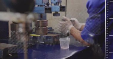 Teknisyen baskı altında kalıp diziyor, parçaları damgalıyor ve kırmızı küreyi veri örtüleriyle inceliyor. Sanayi, üretim, kesinlik, makine, işçilik, metal işçiliği, otomasyon