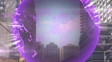 Harita atımı, ufuk çizgisini çözmeden önce radyal ışınları gösteren dönen dünyayı tetikler. Teknoloji, bağlantı, yenilik, fütürizm, kentsel, dijital, ağ