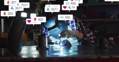 Kadın kaynak silindiri, üstte görünen iğne ve teknoloji laboratuarında dönen sosyal ikonlar. Sanayi, zanaat, yenilik, teknoloji, yaratıcı, girişim, sanatsal