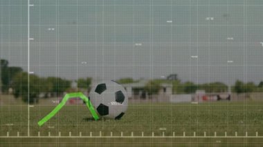 Kadın futbolcu sol ayakla topa temas ediyor ve spor analitiği altında top sürüyor. Atletizm, strateji, hassasiyet, hareket, teknoloji, açık hava, fitness