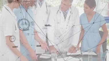 Doktor ve hemşirelerin verileri incelediği animasyon çizelgelerini başlatan kadın pratisyen. İşbirliği, takım çalışması, profesyonellik, sağlık, danışma, modern, konferans